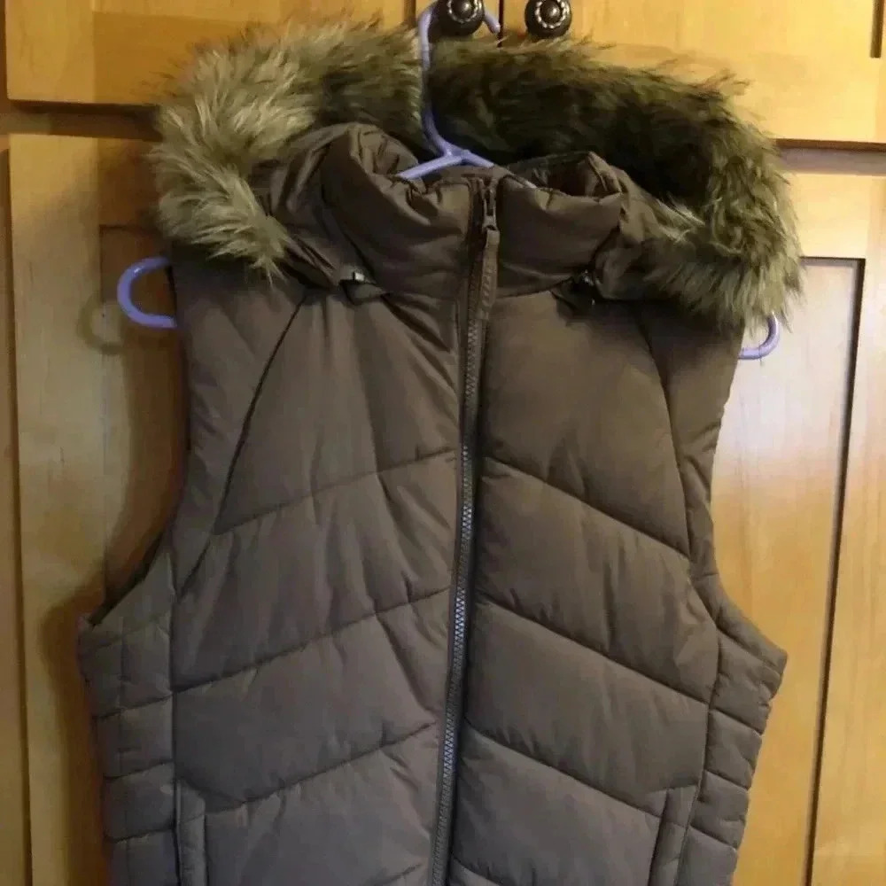 Jonathan Stone Girls Puffer vest with detachable fur hood in Brown. Size L 14/16